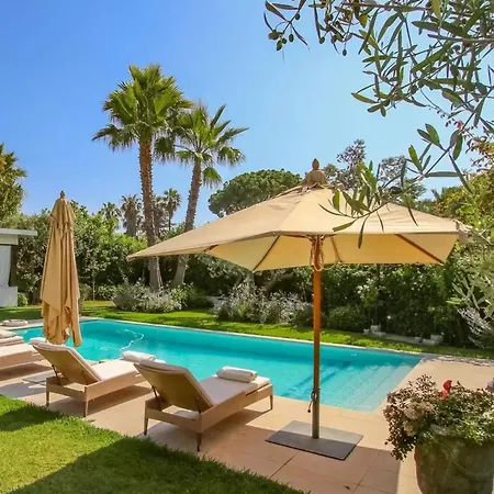 Stylish Izza Splendid View, Heated Pool Holiday home