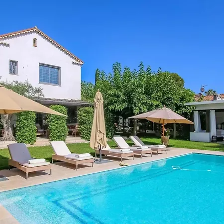 Stylish Izza Splendid View, Heated Pool Holiday home